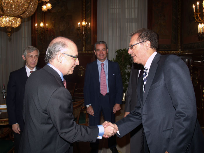 Imagen de Montoro reunido con representantes de la Asociación de Fabricantes y Distribuidores (AECOC) y de la Federación Española de Hostelería (FEHR)