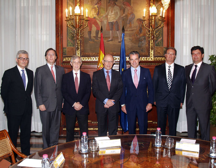 Imagen de Montoro reunido con representantes de la Asociación de Fabricantes y Distribuidores (AECOC) y de la Federación Española de Hostelería (FEHR)