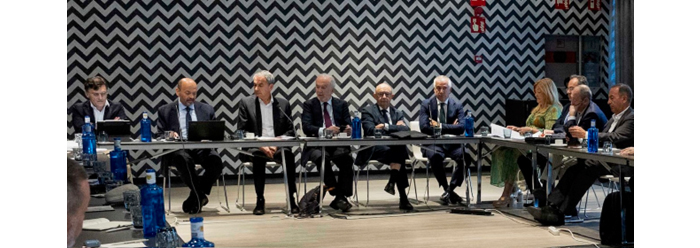 Imagen de la cabecera de la mesa de la Asamblea General del Foro de Contratación Socialmente Responsable (Foro CONR)