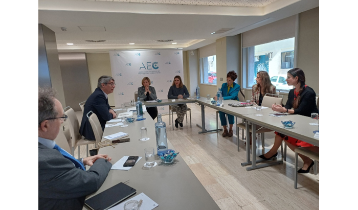 Representantes en la mesa del desayuno informativo